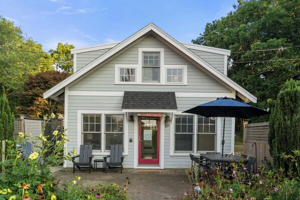 Welcome to your cozy cottage The Ladybug!