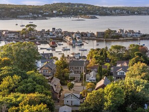 Perfect location! Just a stroll to all the sights on Bearskin Neck.