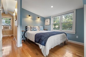 There is a queen bed in this room