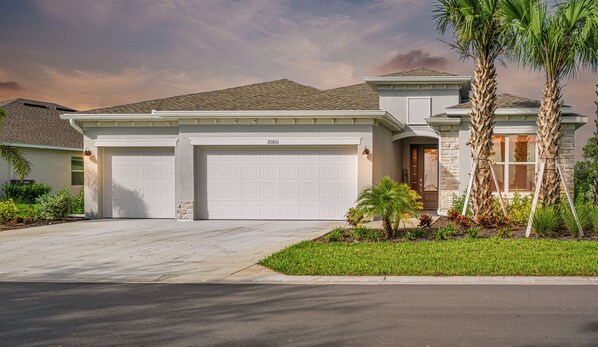 The front has the most gorgeous Florida sunset views across the golf course.