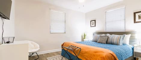Master bedroom w/king bed