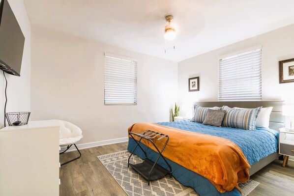 Master bedroom w/king bed

