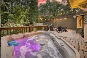 De-stress under the stars in the hot tub on the lower deck. 