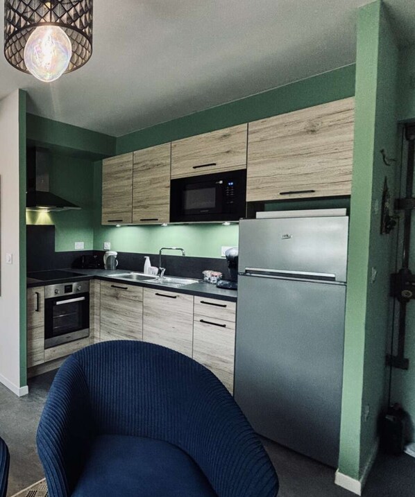 lounge/dining area