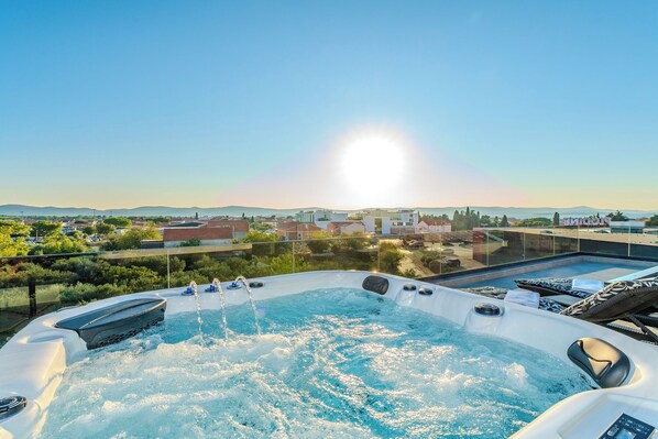 Outdoor spa tub