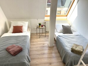 Schlafzimmer mit zwei Einzelbetten