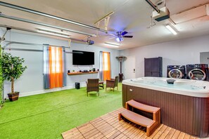 Converted Garage | 1st Floor | Hot Tub | Smart TV