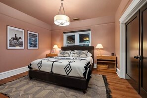 King bed with Hotel quality mattress & bedding & black-out blinds