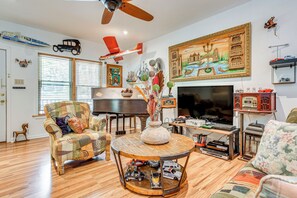 Living Room | Full Bed | Piano | Central Heating & A/C | Free WiFi