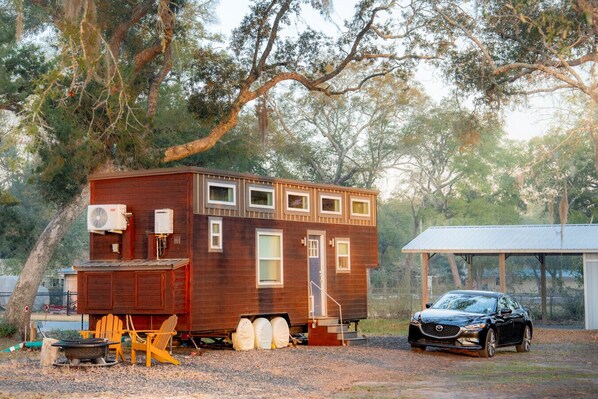 Look at your tiny home for the weekend!!  Right across from the bay and 15 mins to Destin beach!