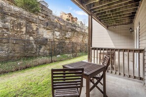 Unit 1: Outdoor seating for 2