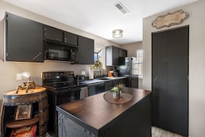 Prepare meals and enjoy time together in the well-equipped open Kitchen