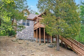 Welcome to Simon’s Treetop Cabin!