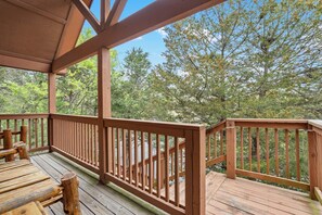 Welcome to Simon’s Treetop Cabin!