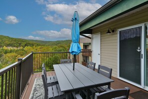 Who is ready to have a meal outdoors