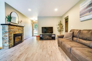 Living Room | Free WiFi | Central A/C | Queen Sleeper Sofa | Main Floor