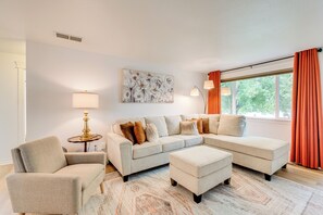 Living Room | Queen Sleeper Sofa | Fireplace | Single-Story Home