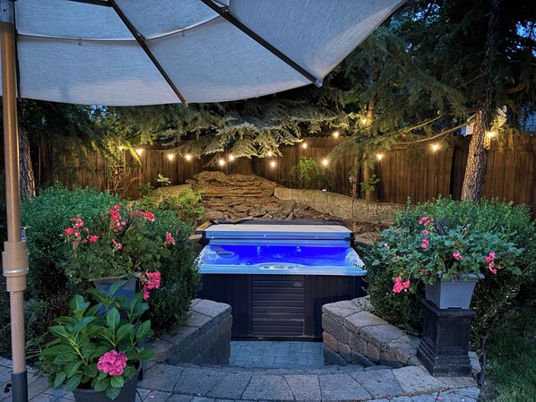 Relax in the year round hot tub surrounded by beautiful trees - complete privacy