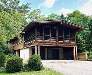 Welcome to 23 Lakewood Ave!