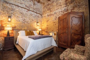 Queen Bed in Room 4