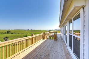 Private Deck | Galveston Bay Views | Kayaking, Fishing & Crabbing Nearby