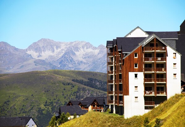 Wake up to stunning views of the surrounding mountain ranges from this charming alpine property. Whether you're visiting for winter sports or summer hikes, the scenery is sure to impress.