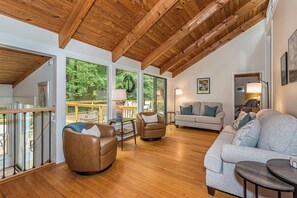 Great comfortable room with nice outsid3 deck.