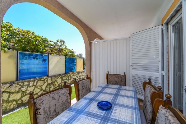 Outdoor dining