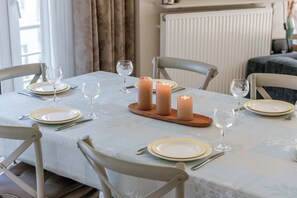 Dining table for 6 persons
