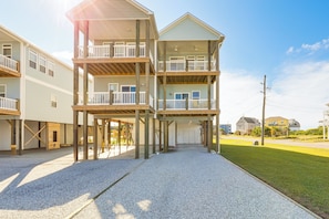 Duplex Exterior | Outdoor Shower | Volleyball Net | Charcoal Grill