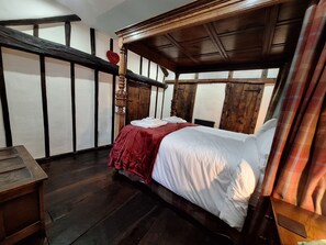 Kingsize 4-poster bed with original oak floor and wall