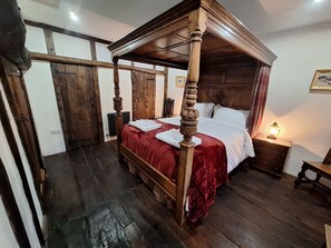 Master bedroom - Kingsize 4-poster bed with original oak floor