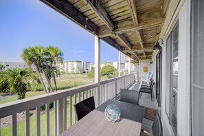 Al fresco dining on the balcony.