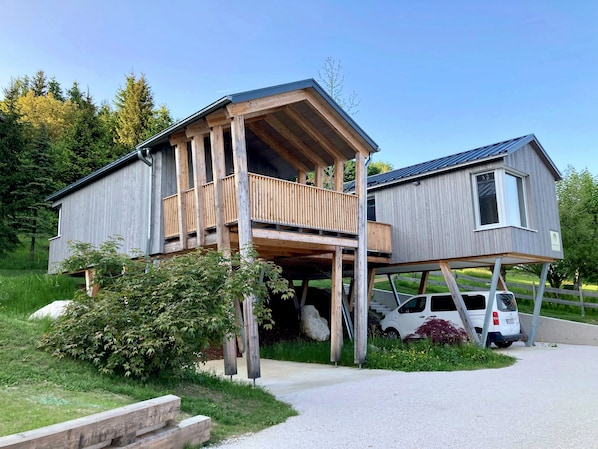 Chalet - exterior view with parking space