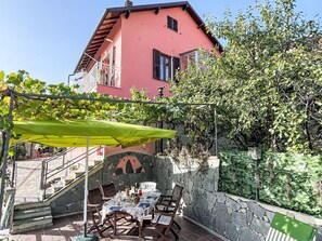 Sky, Building, Plant, Window, Cottage, House, Residential Area, Urban Design, Shade, Roof