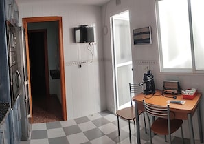Vista de la cocina hacia la puerta