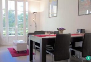 Dining table and 4 chairs