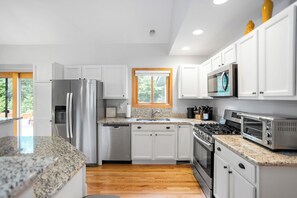 Spacious kitchen, perfect for the chef in your group