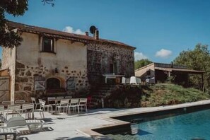 Piscine, table de ping pong et cuisine d'été