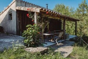 Cuisine d'été avec barbecue, frigo, évier, plan de travail inox