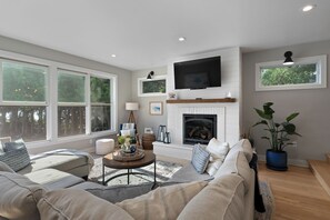 2nd Living room with gas fireplace and Smart TV