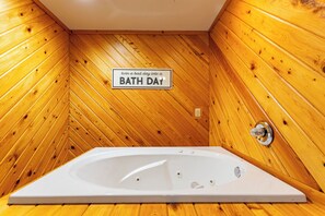 Gatlinburg Mansion's jacuzzi tub