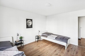 Gemütliches zweites Schlafzimmer mit viel Licht. Rolladen sind vorhanden, zusätzlich noch Vorhänge für mehr Privatsphäre