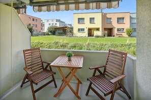 Ruhiger Essbereich auf dem Balkon mit praktischer Markise