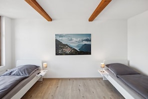 Schlafzimmer 1 mit Bergbild