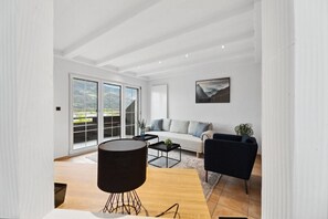 Auch ein eigener Schreibtisch gehört zum Apartment