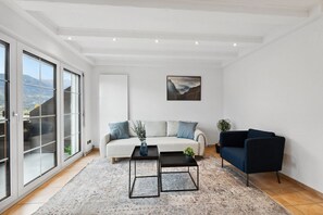 Das Schlafsofa bietet ausreichend Platz für zwei Erwachsene