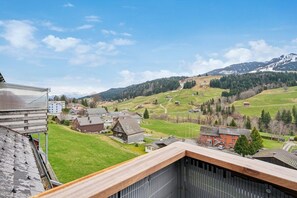 Aussicht vom Balkon auf die Piste