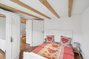 Schlafzimmer mit großem Bett für erholsamen Schlaf