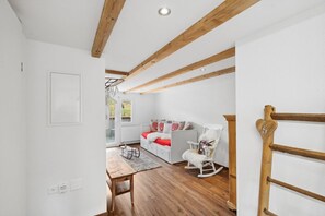 Blick aufs Wohnzimmer aus dem Flur
